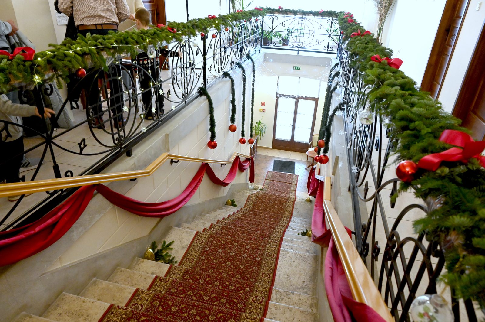 Ünnepi girlandokkal díszített lépcsőház