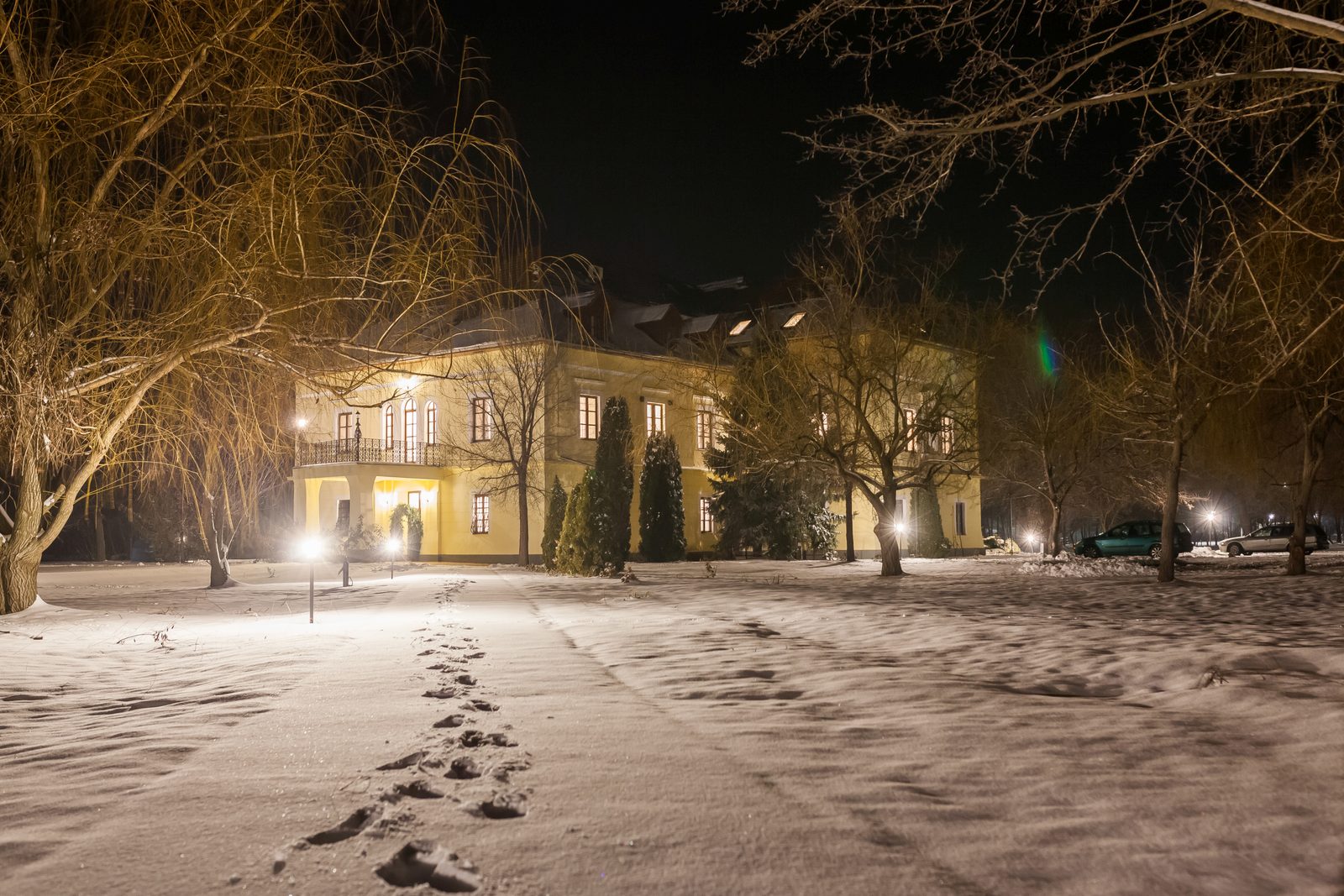 A kivilágított kastély havas estén