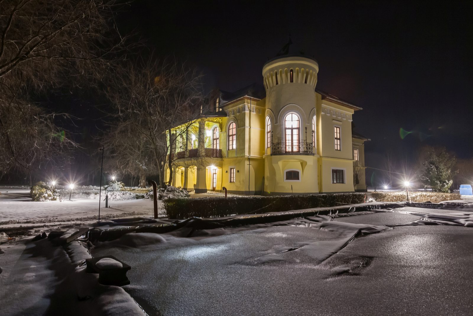 A kastély tornya havas éjszakán
