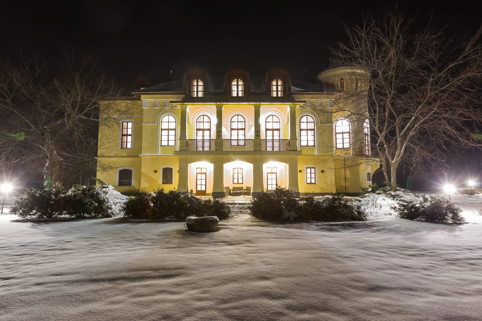 A kastély homlokzata téli fényben