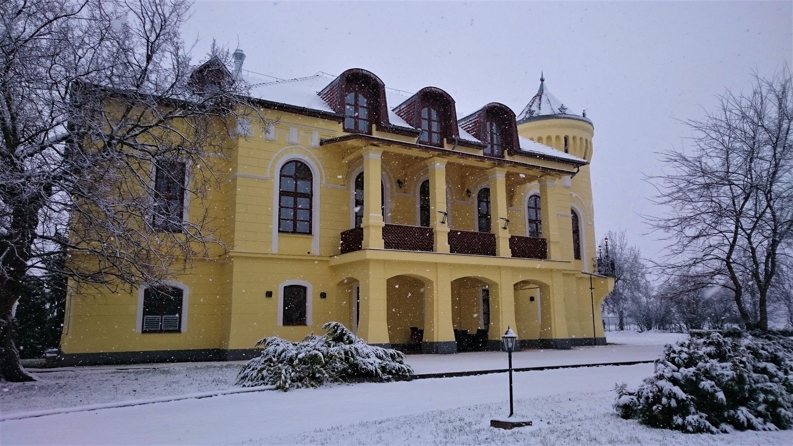 A havas Almásy-kastély télen