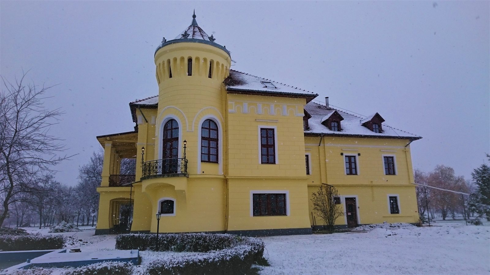A kastélytorony hóesésben
