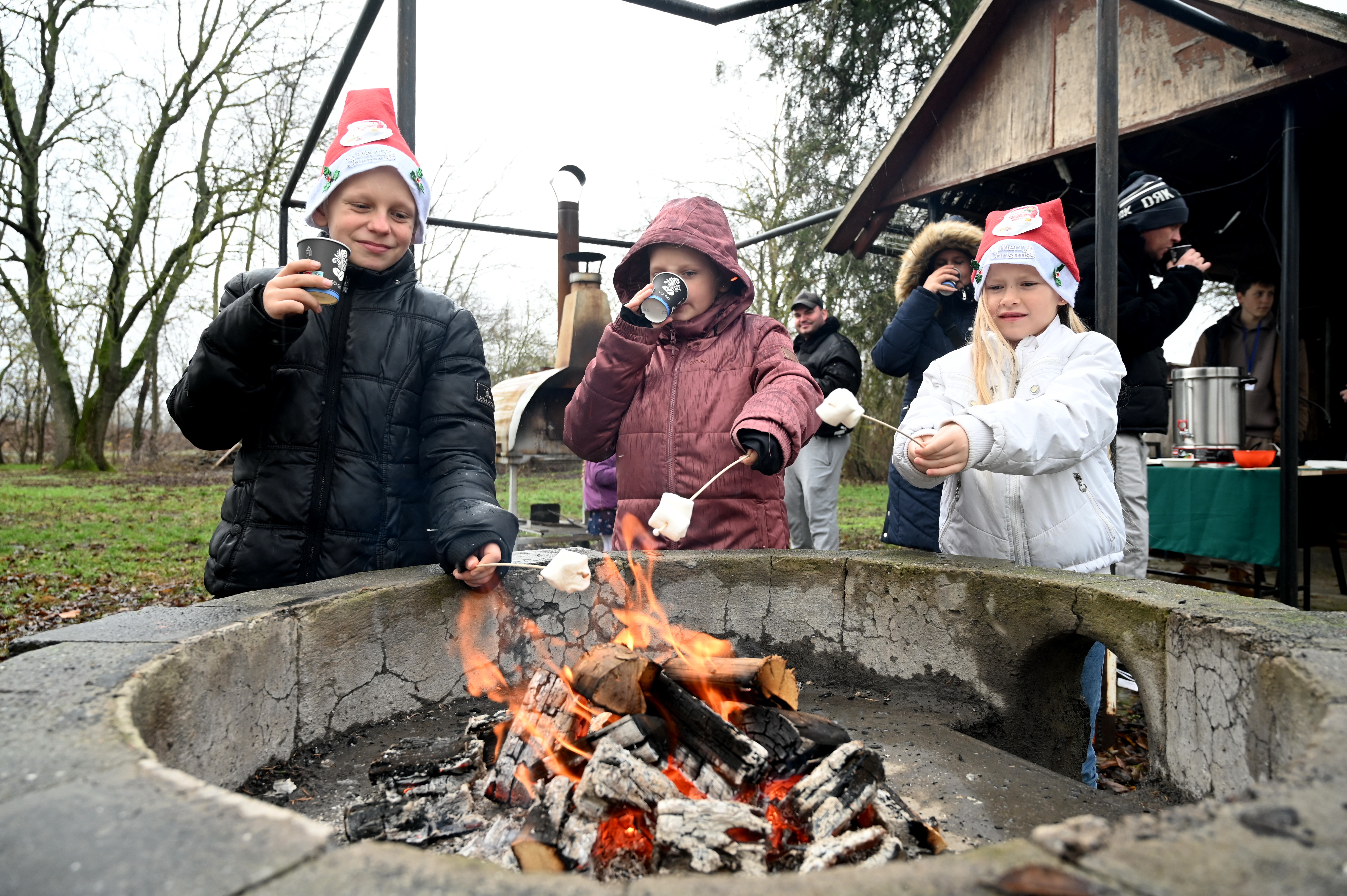 Pillecukorsütés az udvaron